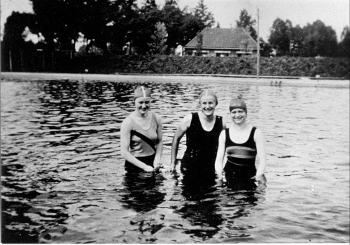 Afbeelding met buitenshuis, sport, meer, water  Automatisch gegenereerde beschrijving