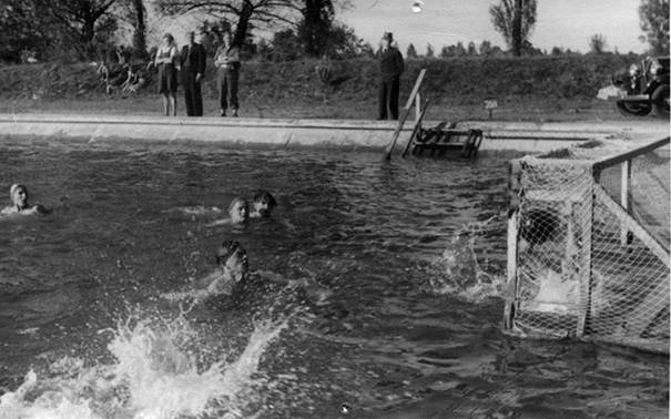 Afbeelding met buitenshuis, sport, water, zwart-wit  Automatisch gegenereerde beschrijving